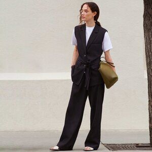 Everlane Women's Sleeveless Blazer in Buttersmooth in Black, Size 8